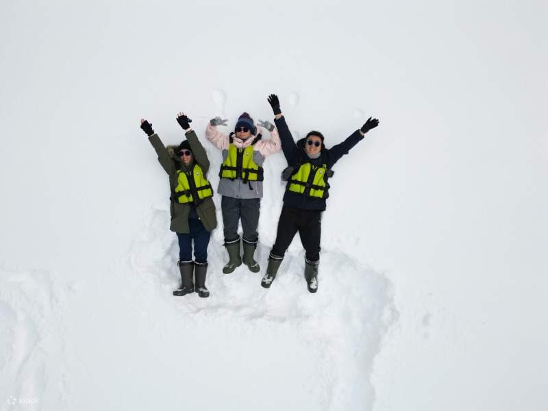 [Hokkaido, Sapporo, Jozankei] River rafting while viewing the snowy ...
